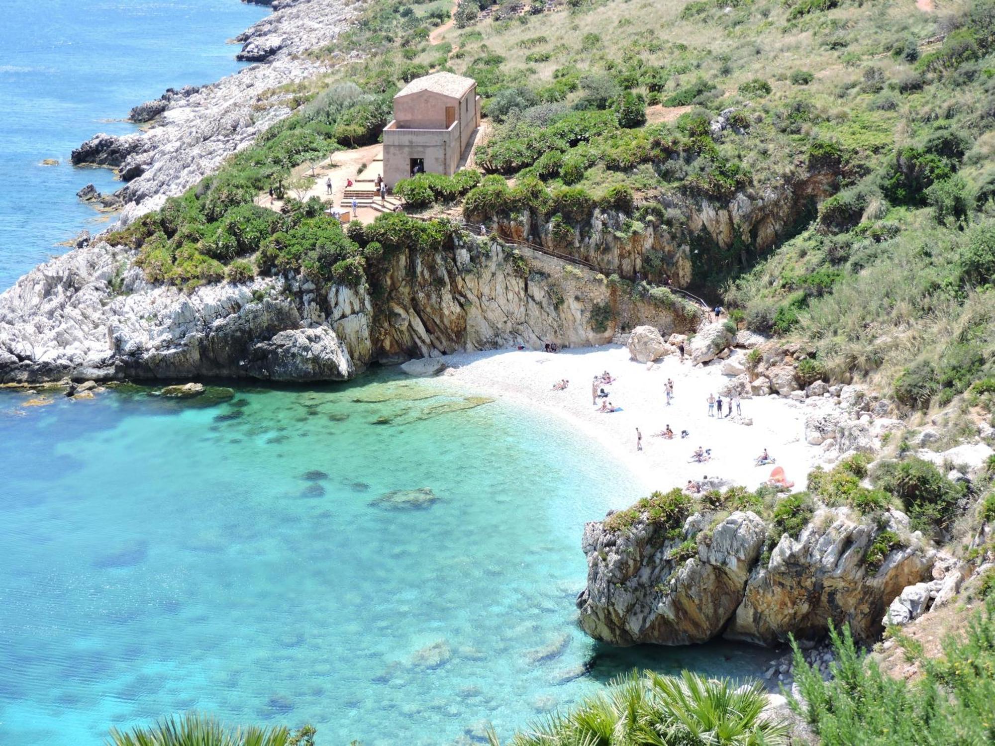 L'Isola Del Sole Bed and Breakfast Castelluzzo Exteriör bild