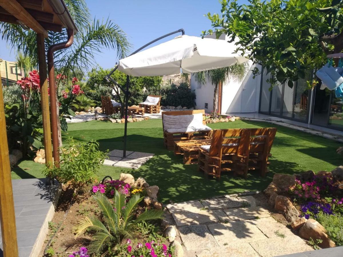 L'Isola Del Sole Bed and Breakfast Castelluzzo Exteriör bild